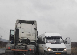 В Унгенском районе пассажирский микроавтобус столкнулся с грузовиком