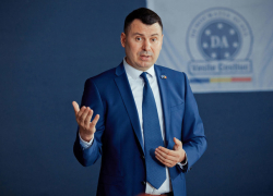 Костюк обвинил структуру при Минфине в выплате миллионных зарплат и пенсий