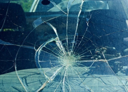 Уснувший за рулем молдаванин снес столб и заблокировал работу таможни в Румынии  