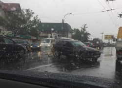 Грандиозную пробку в Кишиневе спровоцировало ДТП с участием микроавтобуса