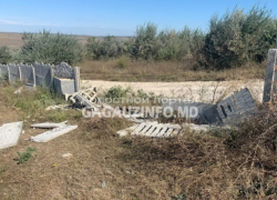 В Гагаузии водитель влетел в забор кладбища