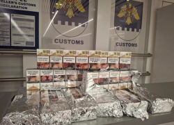 Пассажир рейса Кишинев-Лондон пытался спрятать 100 пачек сигарет в фольгу