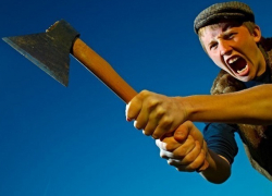 В Трушенах ищут сына, убившего мать топором