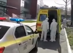 Сбежавшего из больницы мужчину с COVID-19 обнаружили распивающим пиво с приятелями