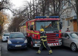 В центре Кишинева пожарная машина не смогла проехать из-за слишком плотно припаркованных автомобилей