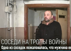 Шизофреник держит в страхе жителей многоэтажки: дерется, кидает камнями и берет собственную маму в заложники