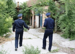 Загадочные смерти во Флорештах: труп жены обнаружили в доме, а мужа – повешенным на дереве 