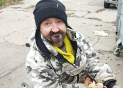 Дожили! В Кишиневе на мусорку выбросили умирать инвалида-колясочника 