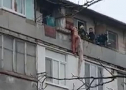 Шекспир по-кишиневски: голый наркоман чуть не зарезал врача, а потом решил прыгнуть с балкона