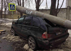 В Кишиневе на BMW X5 упал столб