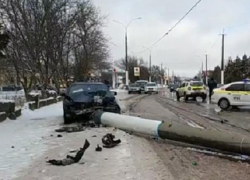 В Сороках упавший столб разнес передок иномарки BMW