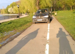Полиция наказала наглого водителя BMW, который проехался по велодорожке в парке Валя Морилор