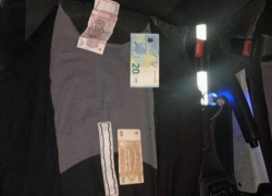 Сотрудники полиции остановили 23-летнюю автомобилистку под действием наркотиков - девушка тщетно пыталась откупиться