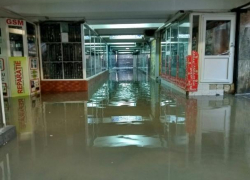 Кишинев уходит под воду: подземный переход в центре города затопило