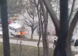 Маршрутка загорелась посреди улицы в Кишиневе