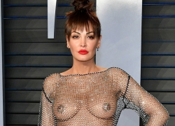 Обнаженная грудь певицы в самом развратном платье оскаровской вечеринки прославила украинского дизайнера