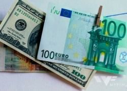 Доллар продолжает продавливать молдавский лей, а евро сдает назад 