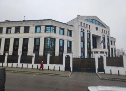 В Кишиневе мужчина бросил "коктейль Молотова" в здание посольства РФ