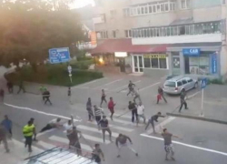 Жестокое побоище цыганских семей с топорами и железными прутьями попало на видео