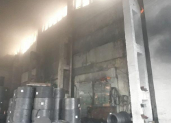 Сильный пожар произошел на одном из предприятий по улице Мунчештской