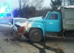 В Сороках Mercedes врезался в раритетный советский грузовик