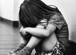 Изнасилованную в Каушанах в 2014 году двухлетнюю девочку вернули матери-алкоголичке