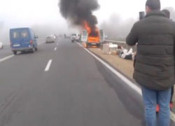 "Ждут взрыва" - близ Пересечина полыхает микроавтобус