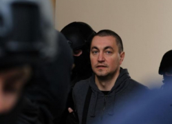 Адвокат Платона считает, что во время ревизии дела он должен гулять совсем не по тюремному двору