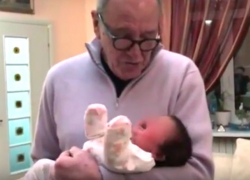 Виторган впервые показал новорожденную дочь и расплакался