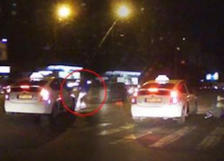 В Кишиневе водитель сбил пешехода, погрузил в машину и увез в неизвестном направлении