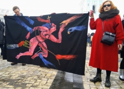 Яростные столкновения женщин произошли на марше феминисток в центре Киева