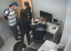 Позорный английский и загребущие руки - опубликовано видео с пограничниками-взяточниками