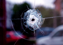 В Бендерах во время пьянки неадекватный мужчина стрелял по воробьям, а попал в окна квартир