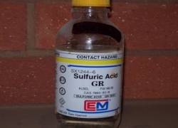 Трагичный случай: мужчина облил серной кислотой родную дочь и ее подругу