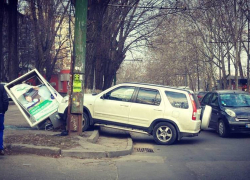 В Кишиневе водитель снес рекламное панно