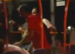 Кровавое побоище с ударом в грудь женщины-кондуктора в троллейбусе Кишинева сняли на видео