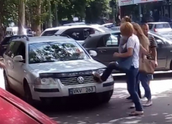 На Буюканах автомобилист наехал на женщину на тротуаре и полез в драку