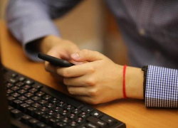 Двое мужчин вымогали деньги у 38-летней женщины: один из шантажистов - ее родственник 
