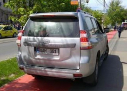 Член ВСМ Молдовы в Румынии припарковал авто на велодорожке