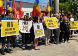 В Кишиневе проходит массовый митинг против задержания Додона