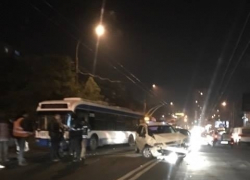 На Ботанике троллейбус столкнулся с легковушкой