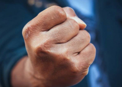 Пять селян поколотили полицейского