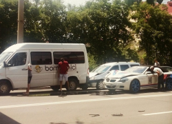 Спортивный BMW, маршрутка и такси "встретились" в цепном ДТП на Телецентре