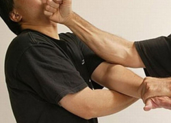 Свирепый мужчина сломал нос сотруднику горгаза, приревновав его к сексуальной жене в Дубоссарах