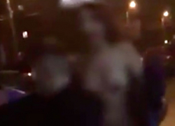 Развратные танцы обнаженной девушки с мужчинами на улице сняли на видео