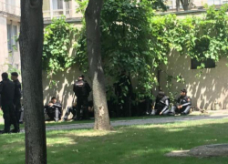 ДПМ-овские силовики по-прежнему блокируют здание правительства, не пуская в него министров