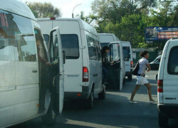 Девушка, выходившая из столичной маршрутки, получила травмы из-за нервного водителя 