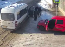 Драка водителя бельцкой маршрутки с возмущенным автомобилистом попала на видео