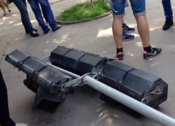 В Кишиневе водитель снес светофор после столкновения с машиной скорой помощи 