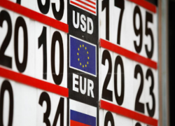 Мужчина вернул кассирше крупную сумму валюты, выданную ему по ошибке